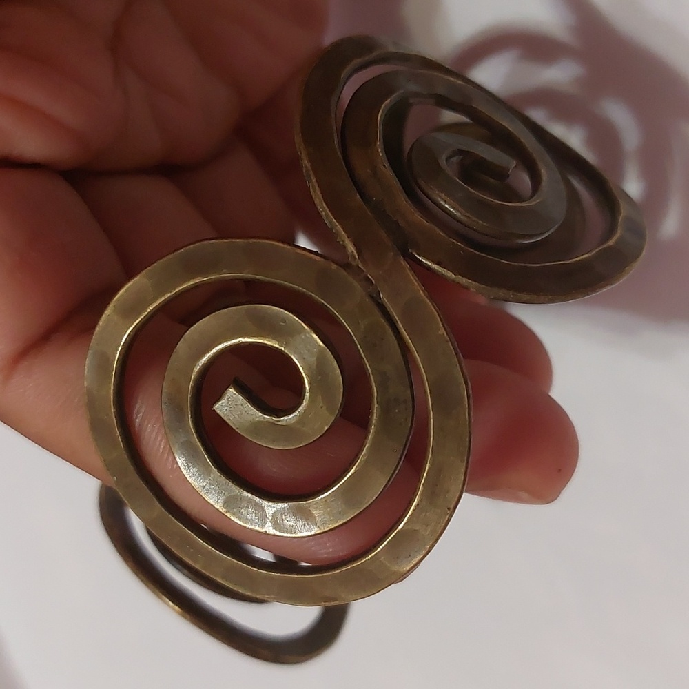Vintage Minoan Swirls Hammered Brass Cuff Bracelet - Picture 4 of 9